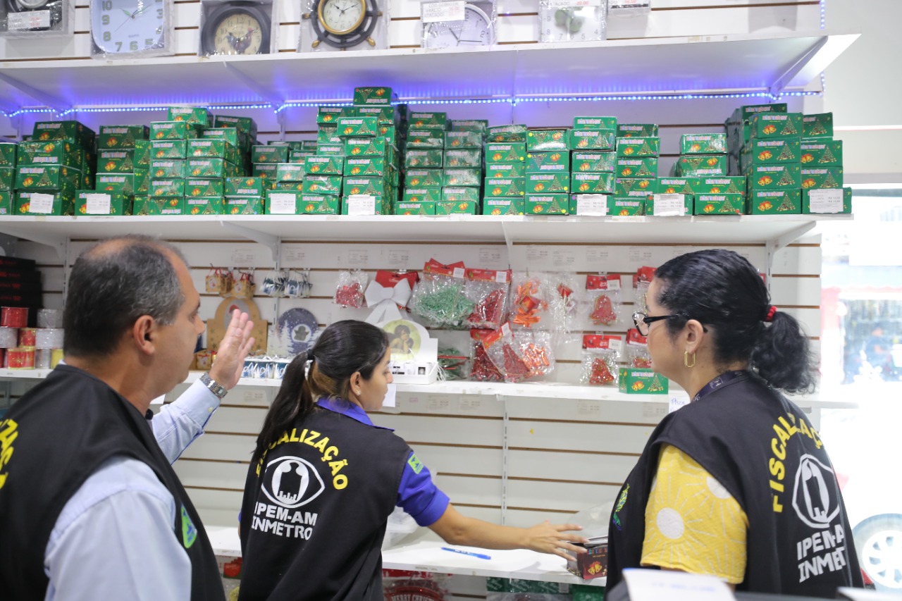 Produtos natalinos irregulares são retirados de circulação em Manaus
