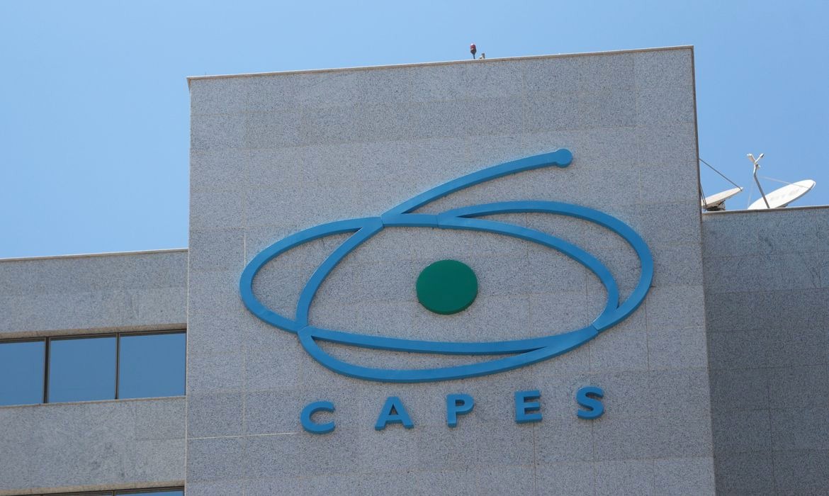 Após corte, MEC libera R$ 50 milhões para pagamento de bolsas da Capes