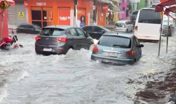Ruas viram 'rios' durante temporal em Manaus; vídeos