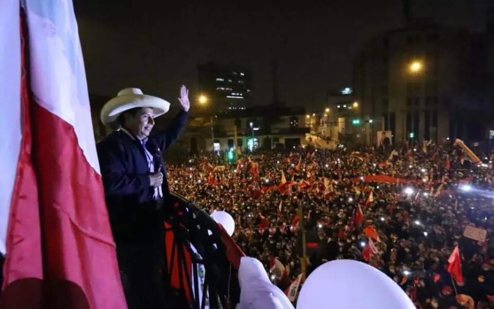 Peru declara estado de emergência em meio a protestos após tentativa de golpe