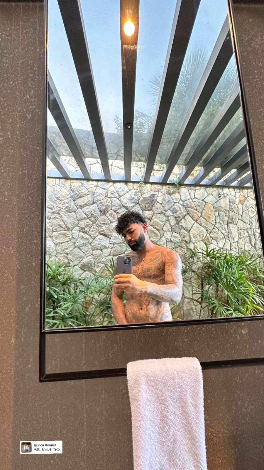 Gabigol atiça seguidores com foto sem roupa e 'mão boba' em parte íntima