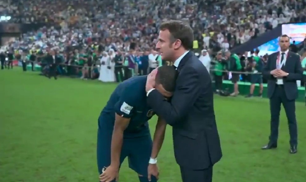 Mbappé é consolado pelo presidente da França após derrota para Argentina