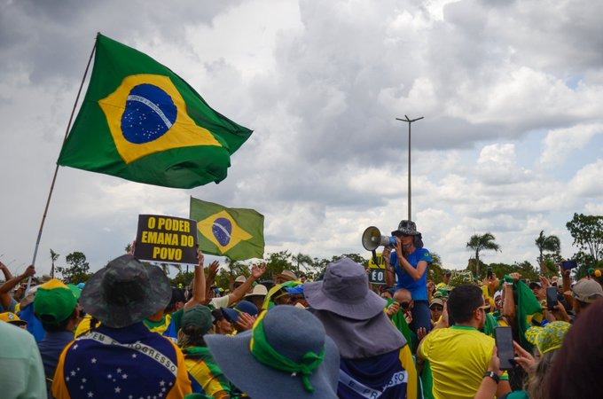 Raio atinge acampamento bolsonarista e deixa manifestantes feridos