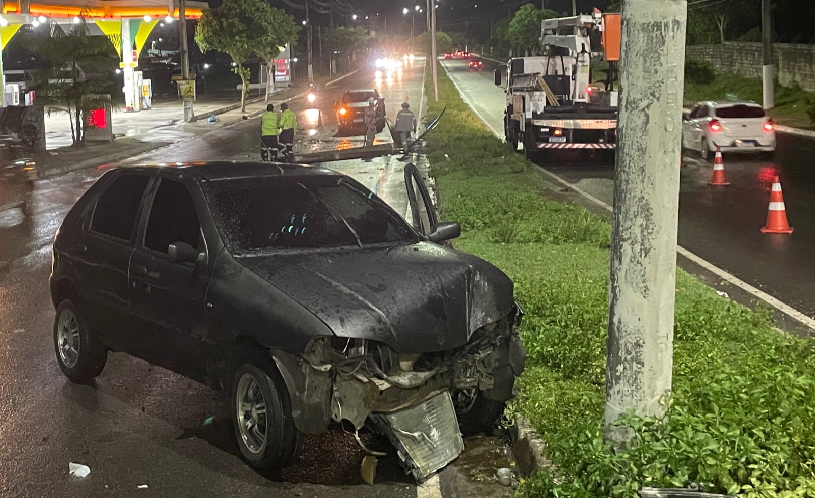 Carro derruba poste durante chuva e causa outro acidente em Manaus