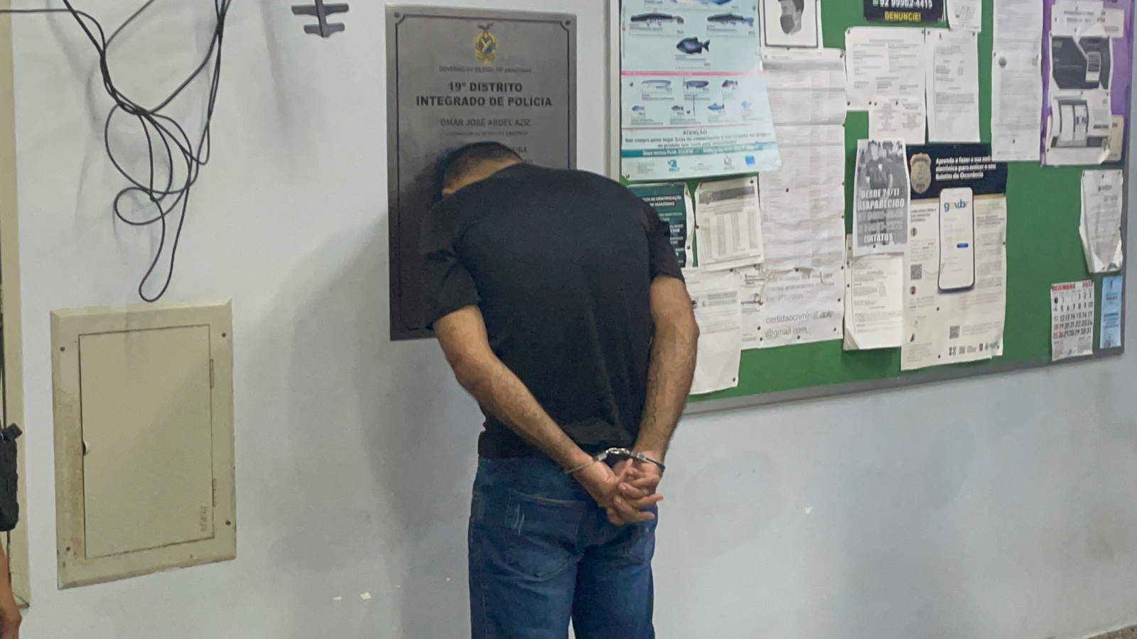 Traficante tenta fugir da polícia e é preso em beco de Manaus