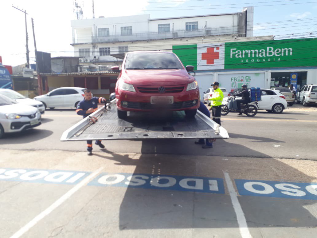 Carros são autuados por estacionamento irregular no Centro de Manaus