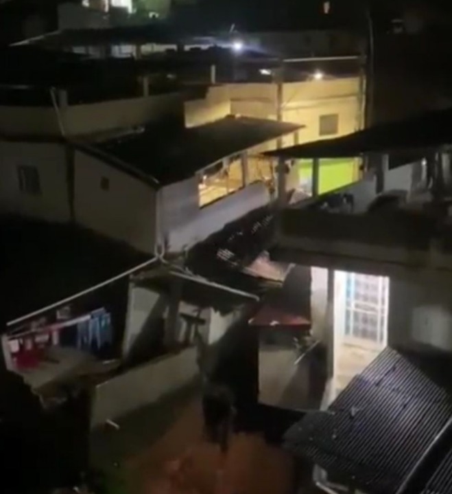 Jovem pula de sacada antes de casa desabar durante enxurrada; veja vídeo