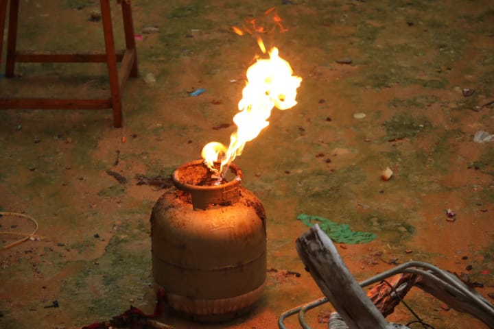 Casa onde criança morreu carbonizada corre risco de desabar em Manaus