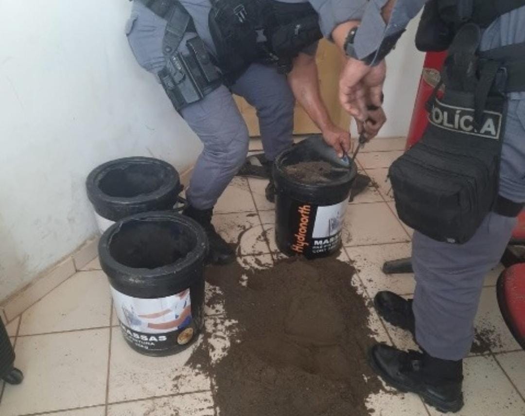 Homem é preso com drogas escondidas em baldes de massa corrida no Amazonas