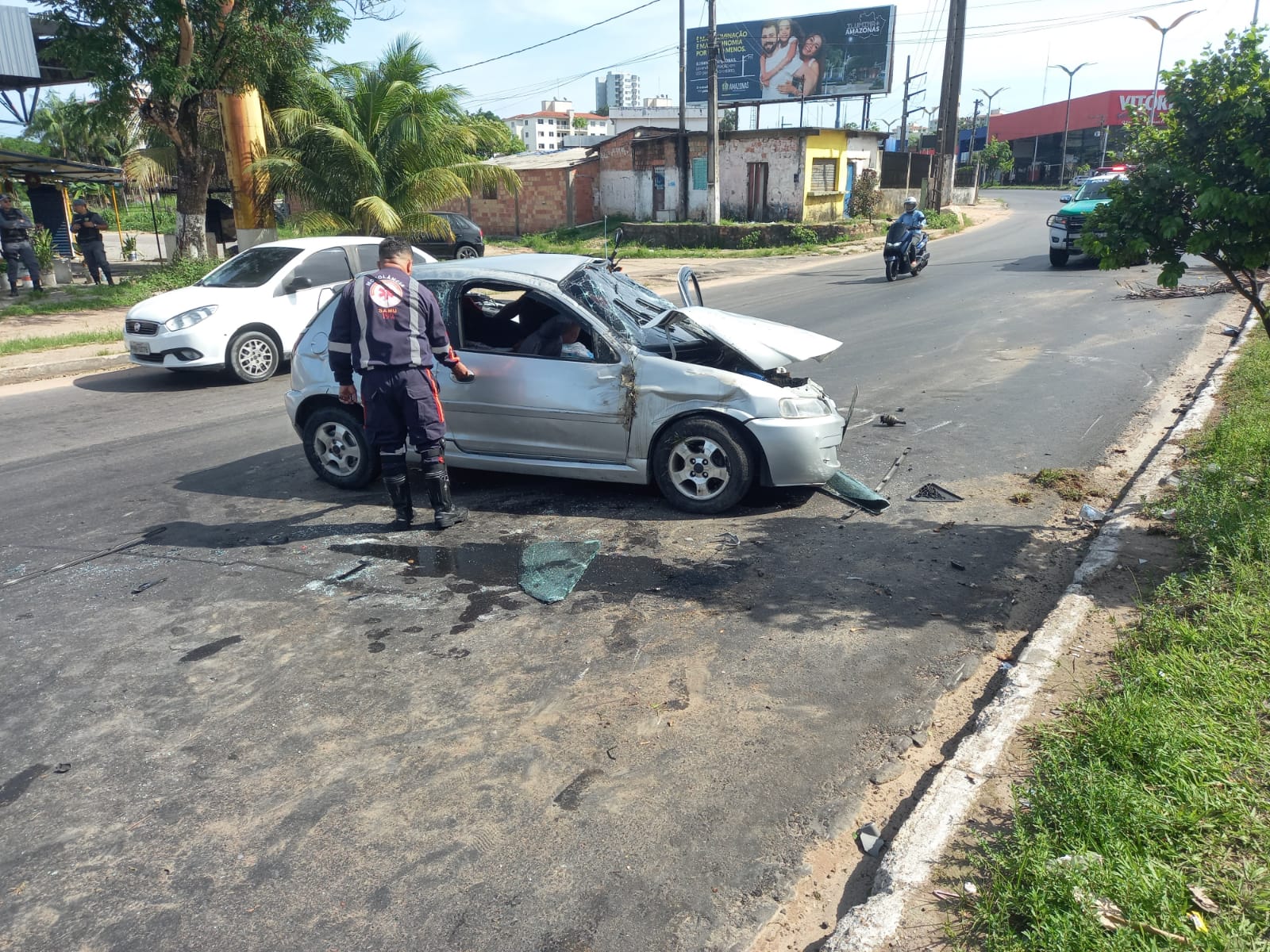 Pai e filha ficam feridos em acidente grave na manhã de Natal em Manaus
