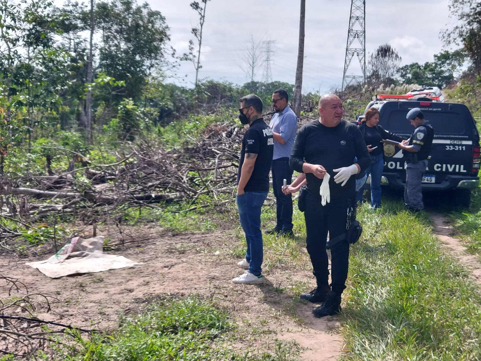 Assassino mata homem a facadas e deixa recado na cena do crime em Manaus