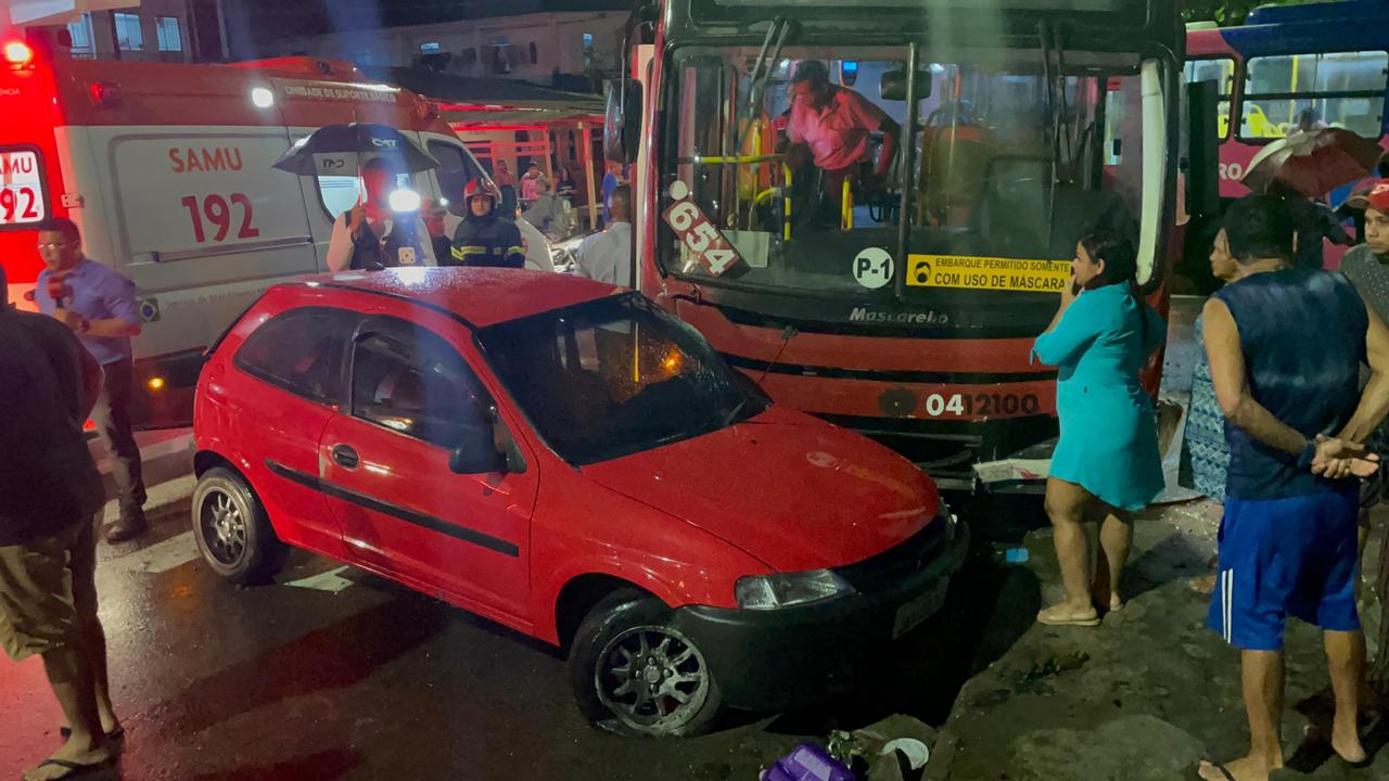 Acidente entre carro e ônibus da linha 654 deixa 4 feridos em Manaus