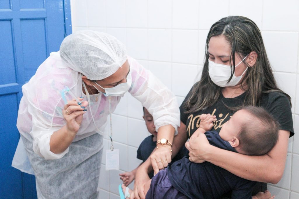 Começa hoje vacinação de bebês sem comorbidades contra Covid-19 em Manaus