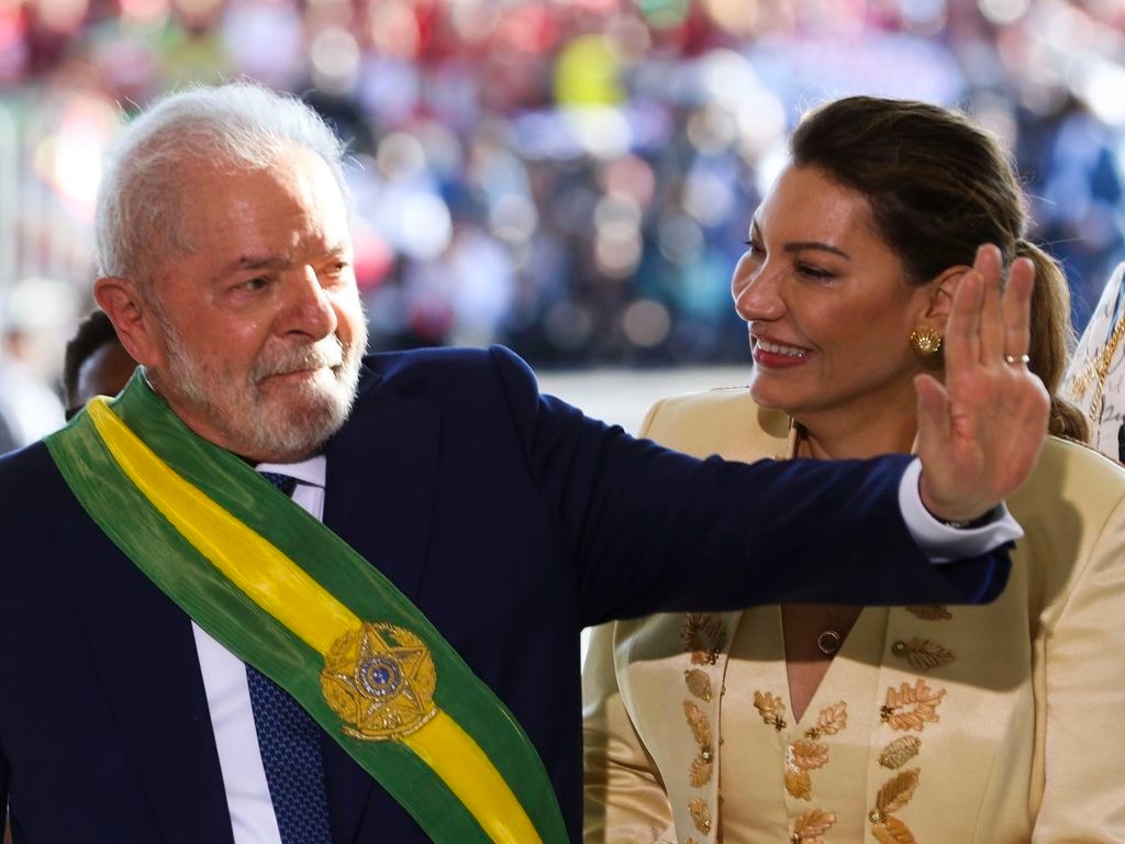 Lula dá posse a ministros e assina primeiras medidas de governo