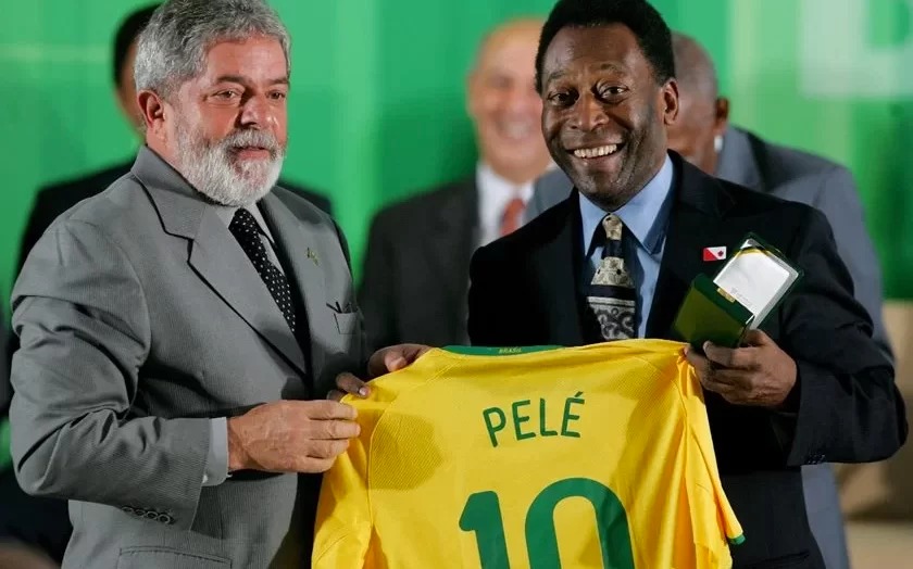 Lula vai ao velório de Pelé na Vila Belmiro na manhã desta terça (3)