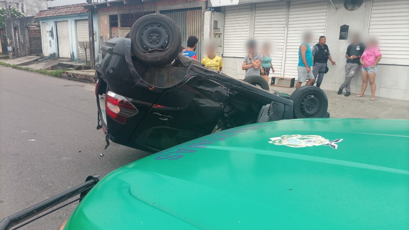 Acidente entre carros termina com capotamento e deixa vítima em Manaus 