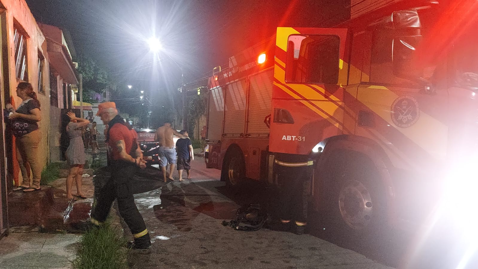 Moradores se desesperam após casa pegar fogo em Manaus