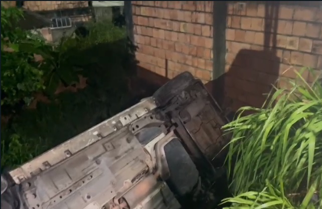 Motorista perde controle de carro durante chuva e cai em vala em Manaus