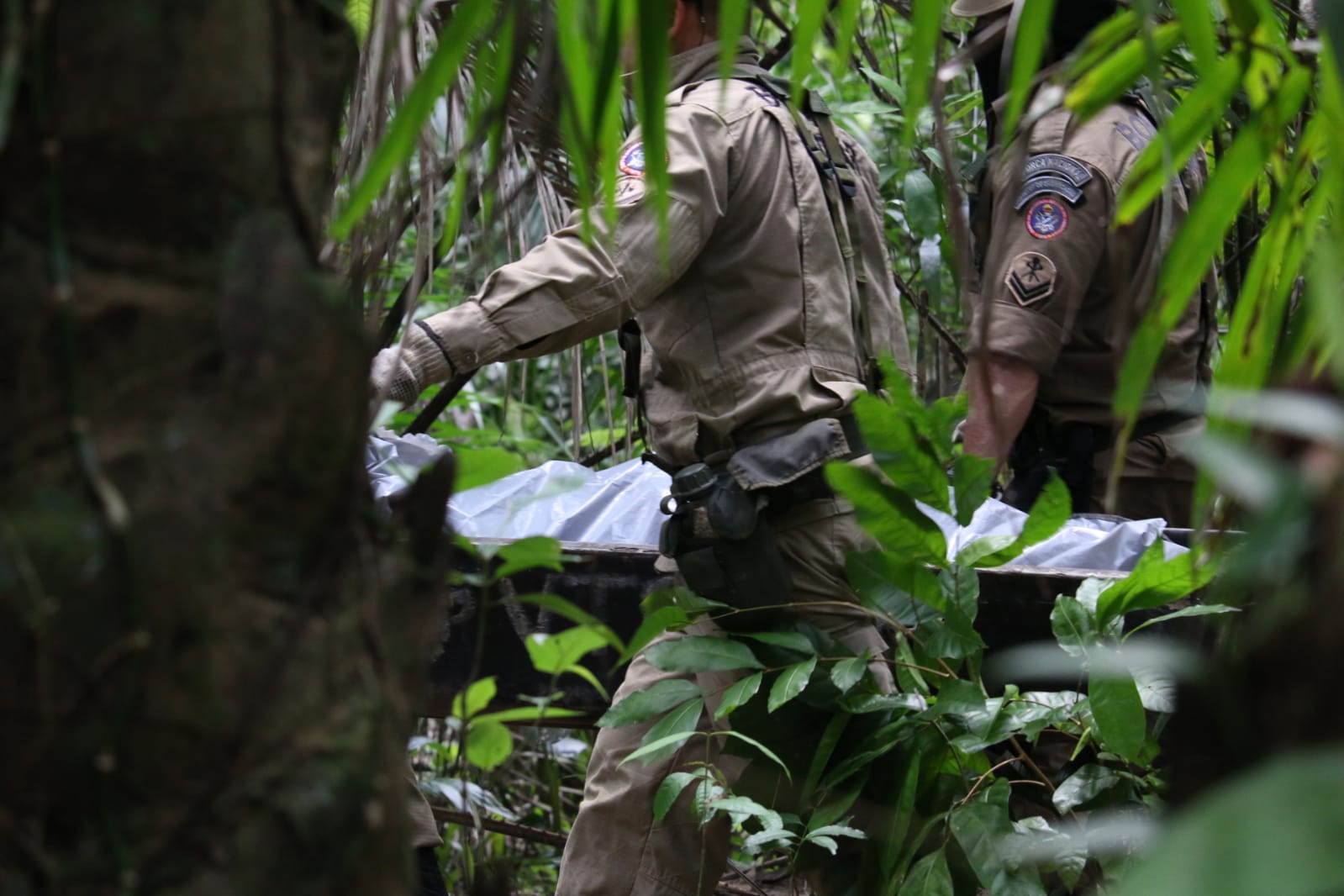 Homem é achado morto dentro de cova rasa em matagal em Manaus