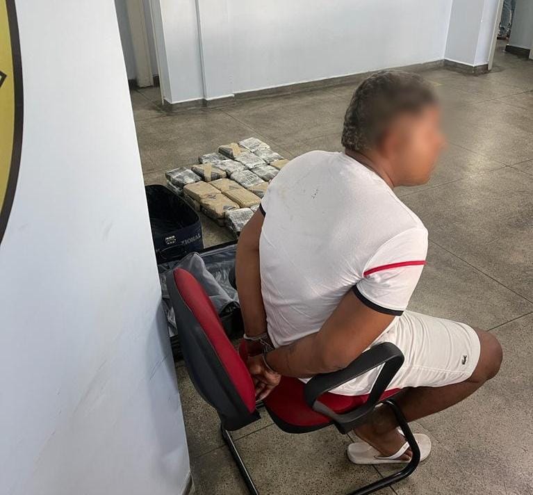 Homem é preso com drogas em malas em embarcação no porto de Manaus