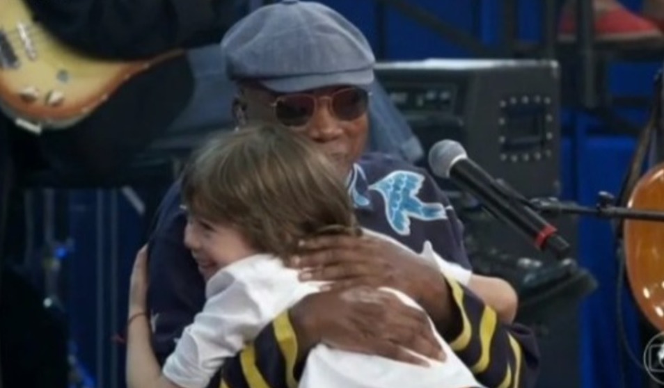 Filho de Serginho Groisman surpreende Milton Nascimento no Altas Horas