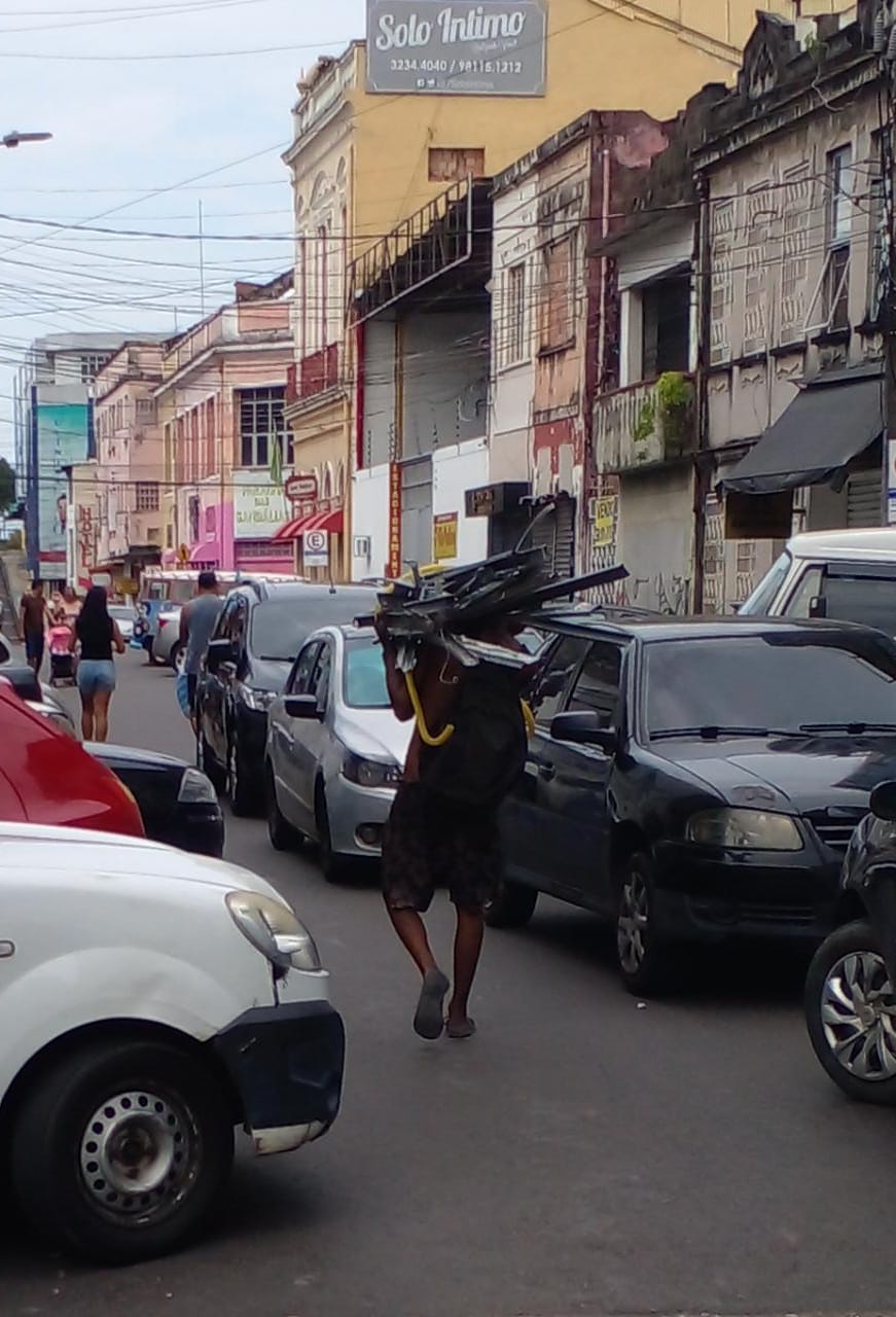 Moradores de rua são flagrados saqueando prédio de banco em Manaus 