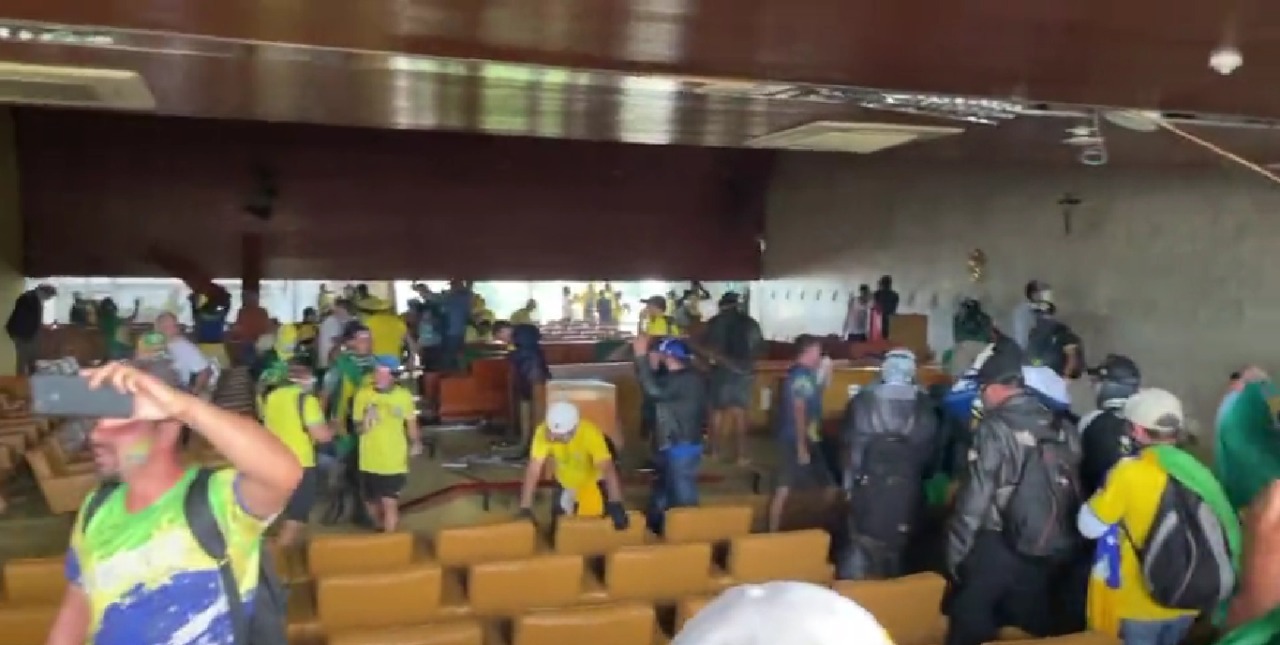 Vídeos: Bolsonaristas depredam Congresso, Palácio do Planalto e STF 