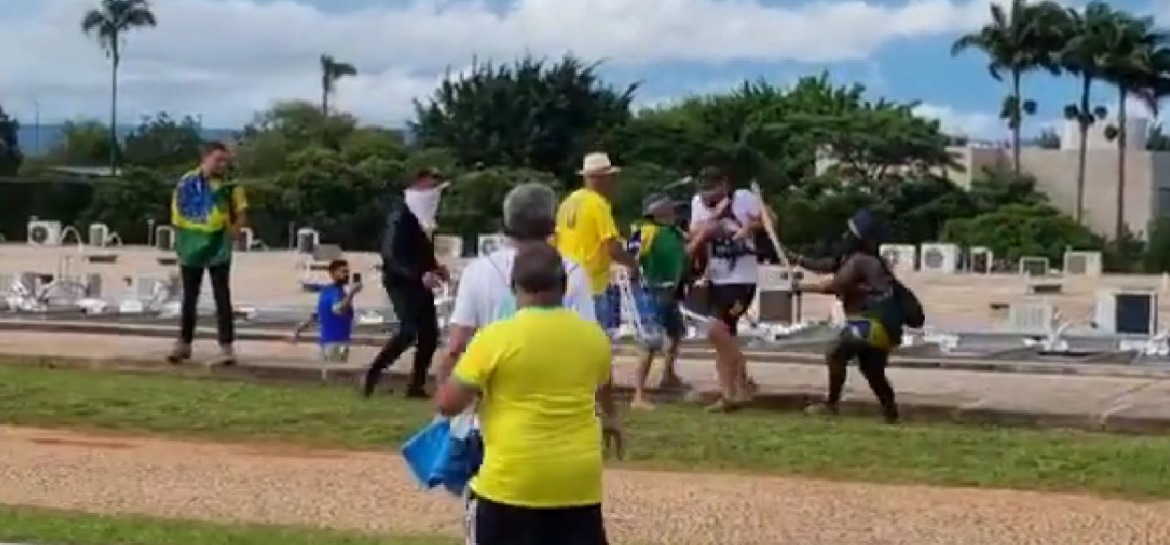 Jornalista é agredido durante vandalismo de bolsonaristas em Brasília