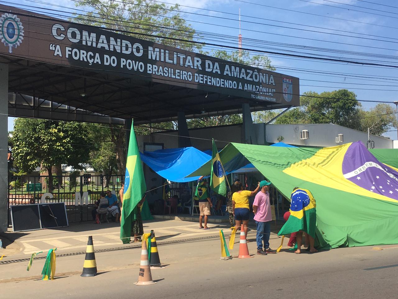 Bolsonaristas desafiam Moraes e se recusam a sair da frente do CMA em Manaus