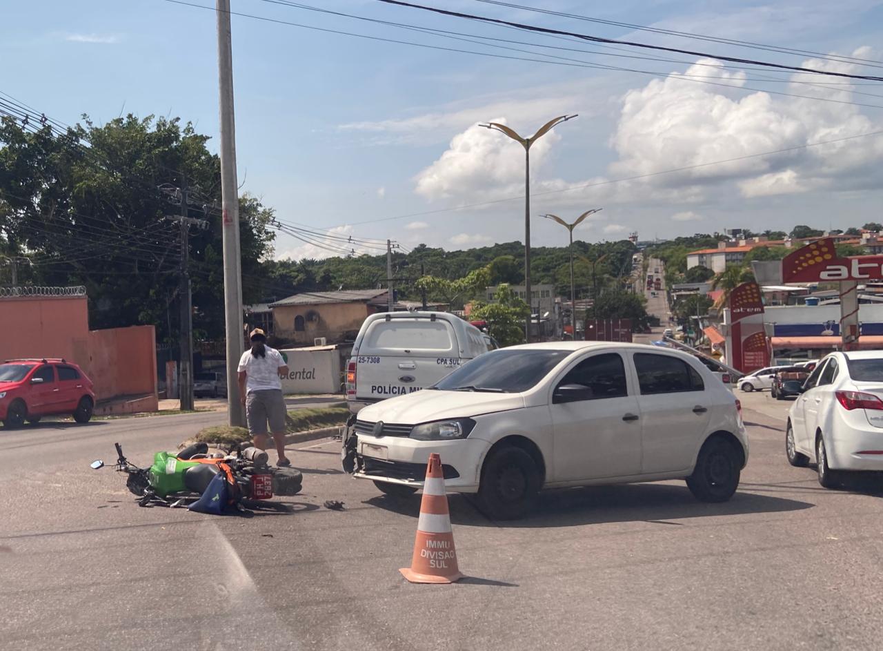 Mototaxista fica ferido após colidir com carro em acidente em Manaus