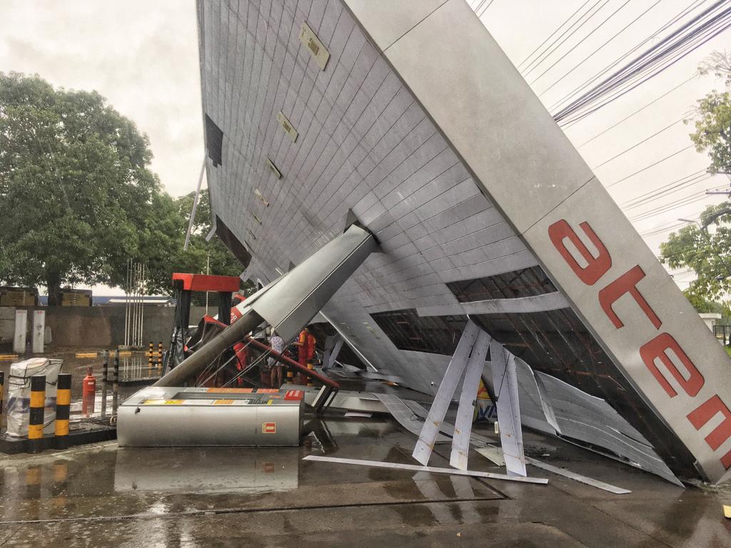 Vídeo: Estrutura do posto ATEM da Torquato Tapajós desaba durante temporal em Manaus