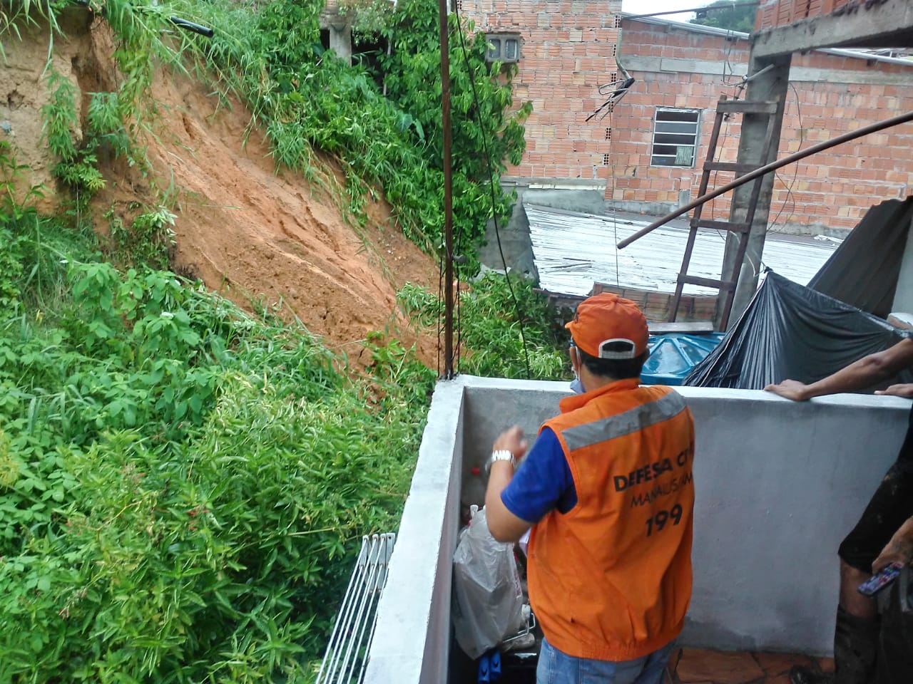 Chuva causa deslizamentos, alagações e muito prejuízo em Manaus