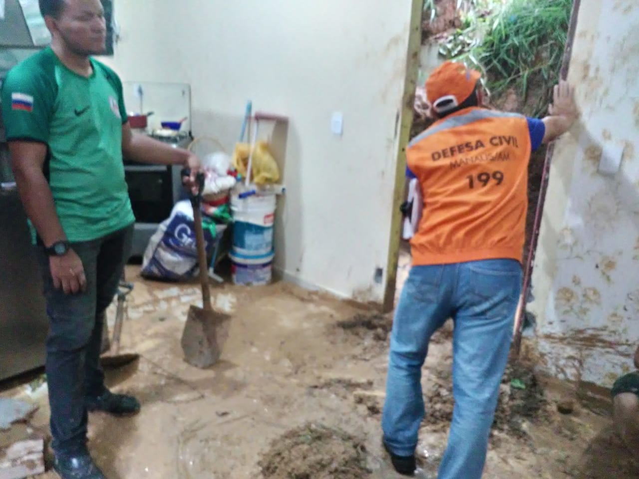 Barranco desliza e invade casa de família durante chuva em Manaus 