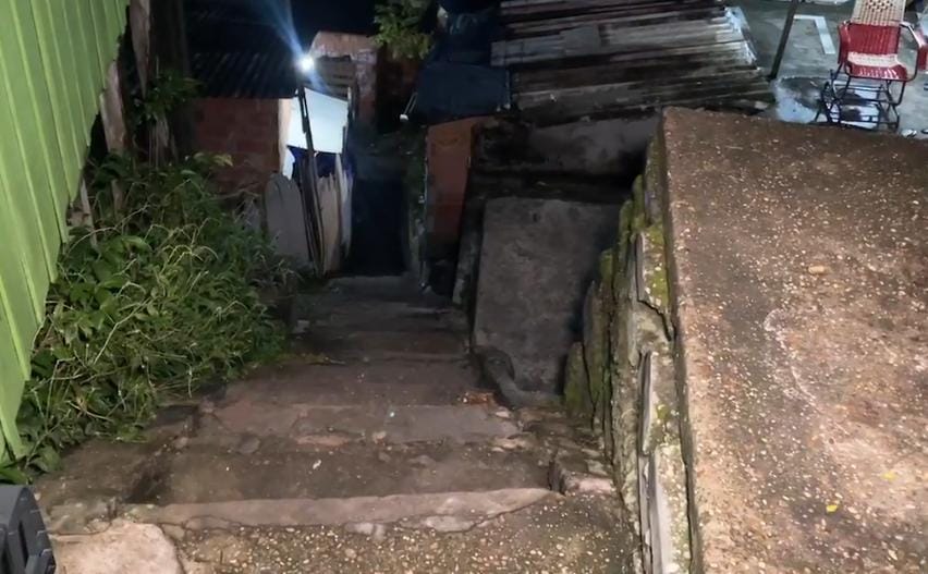 Homem cai em escadaria ao ser baleado em Manaus