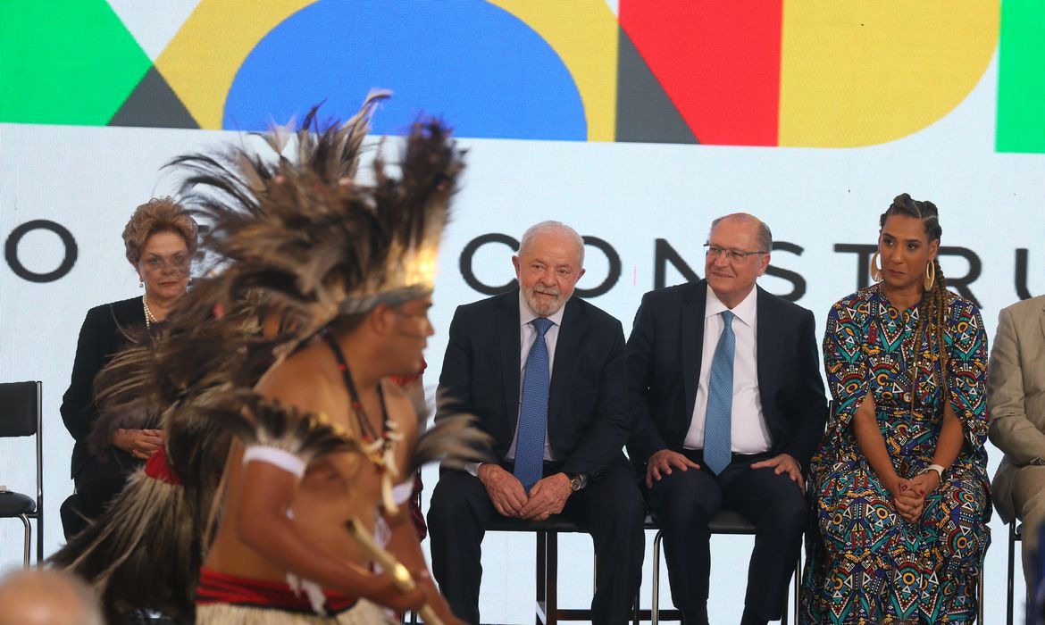 Lula sanciona lei que equipara crime de injúria racial ao racismo