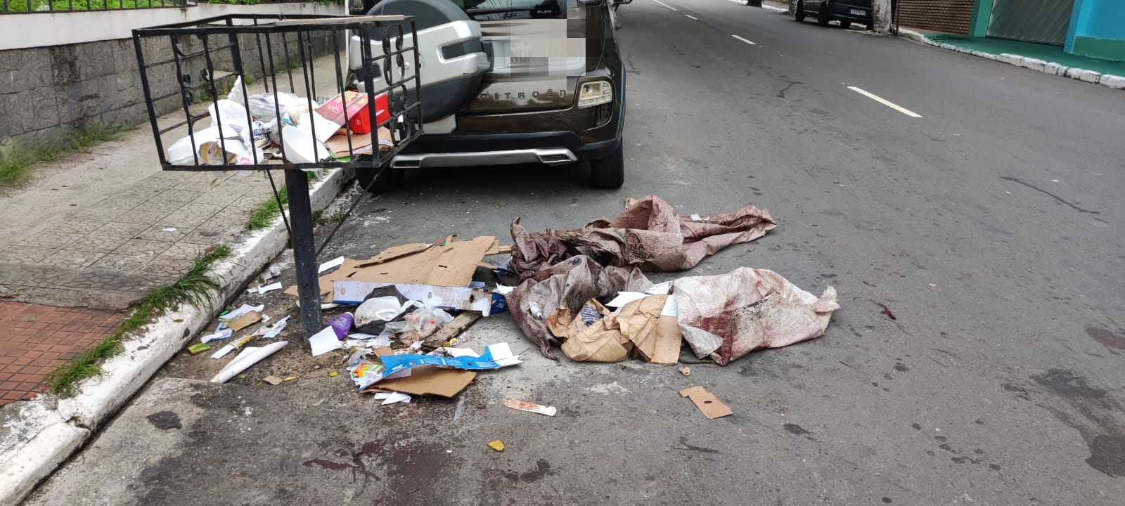 Garis encontram mulher esquartejada dentro de lixeira em Manaus