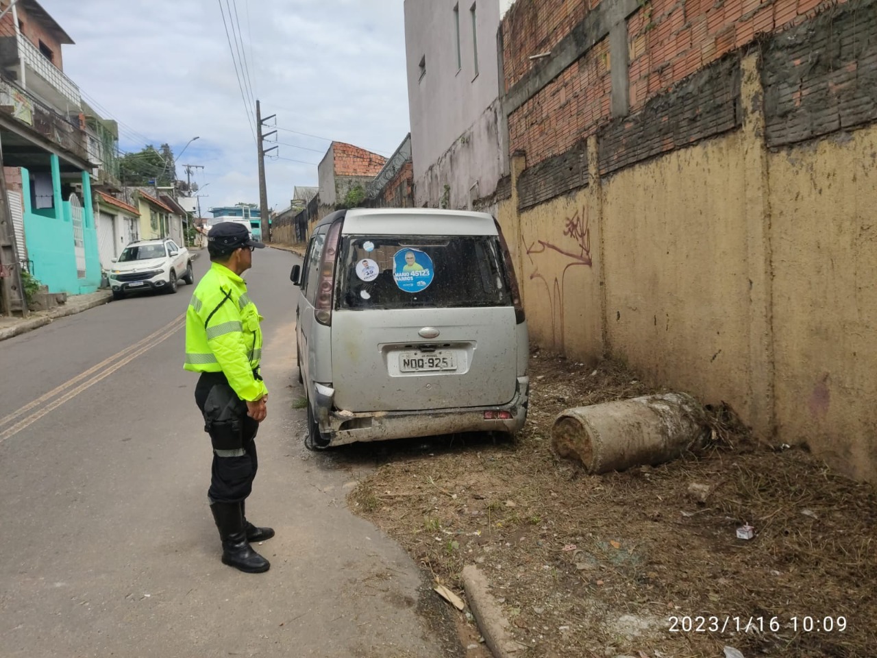 IMMU remove sucatas abandonadas em calçadas de Manaus