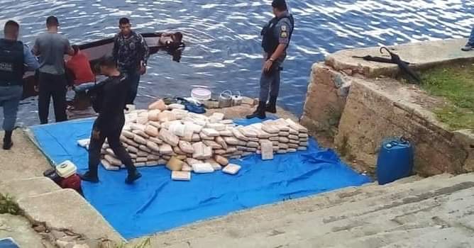 Canoa tomba e despeja mais de 200 Kg de drogas em rio no Amazonas