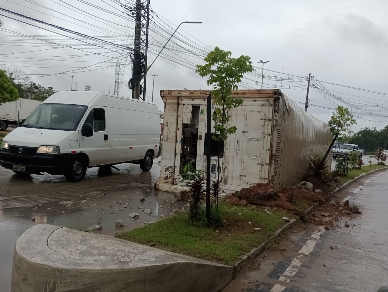 Contêiner tomba e motorista abandona carga no meio de avenida em Manaus