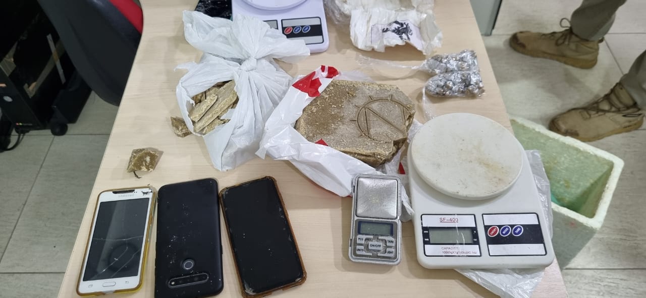 Mulher é presa com drogas durante cumprimento de mandado em Manaus