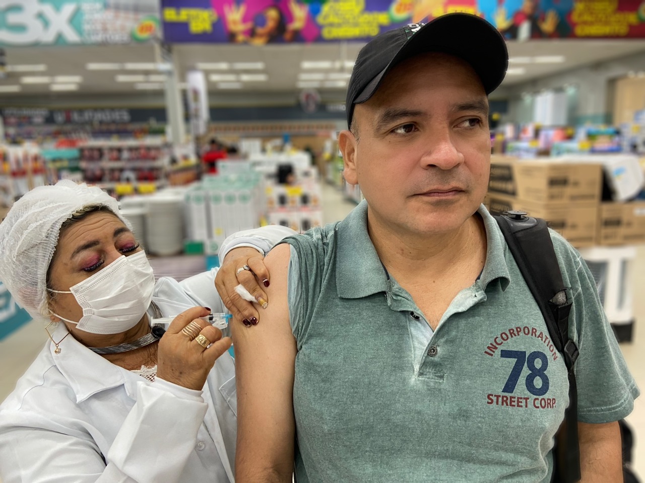 Campanha oferta vacinação contra a Covid em shoppings de Manaus