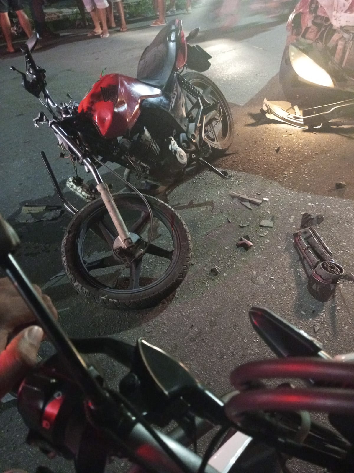 Homem fica ferido em acidente gravíssimo entre carro e moto em Manaus