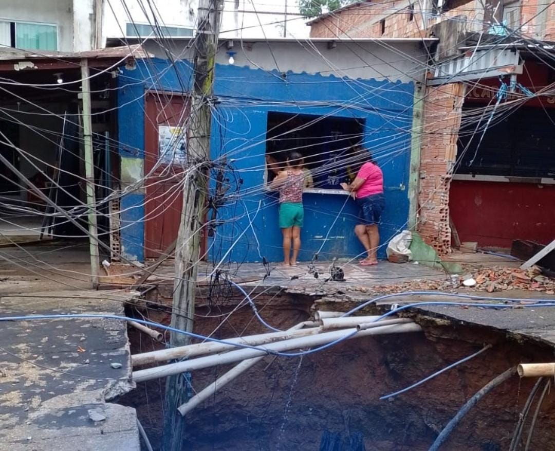 Poste de energia clandestino cai em cratera e área é isolada em Manaus 