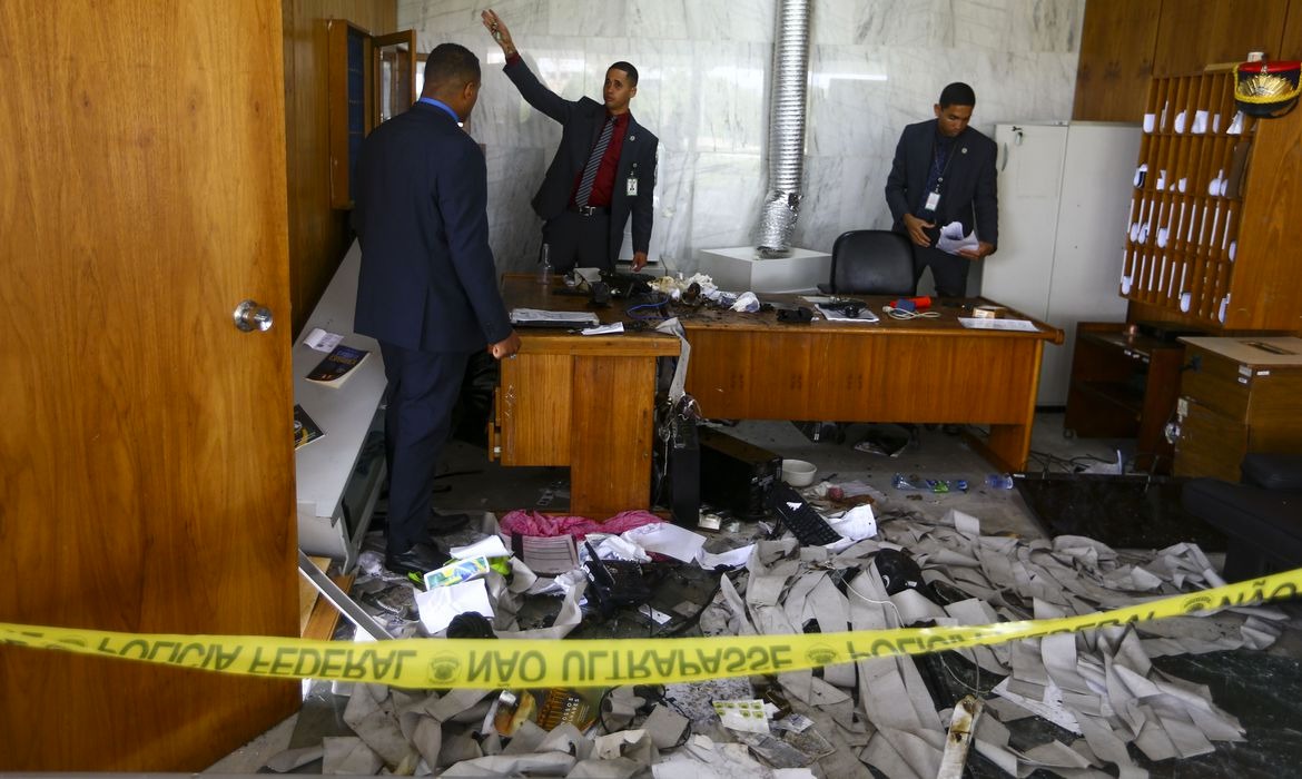 AGU pede bloqueio de bens de 40 presos em manifestação bolsonarista