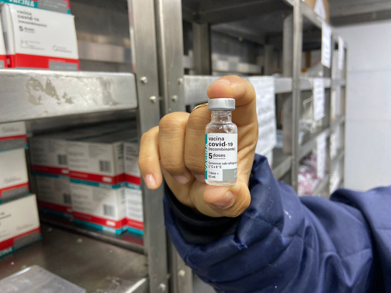 Amazonas recebe 20 mil doses de vacina Astrazeneca contra Covid-19