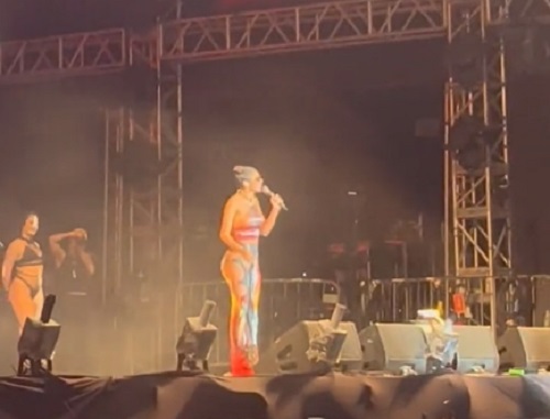 Vídeo: Pocah interrompe show ao passar mal: 'Saí do palco e vomitei'