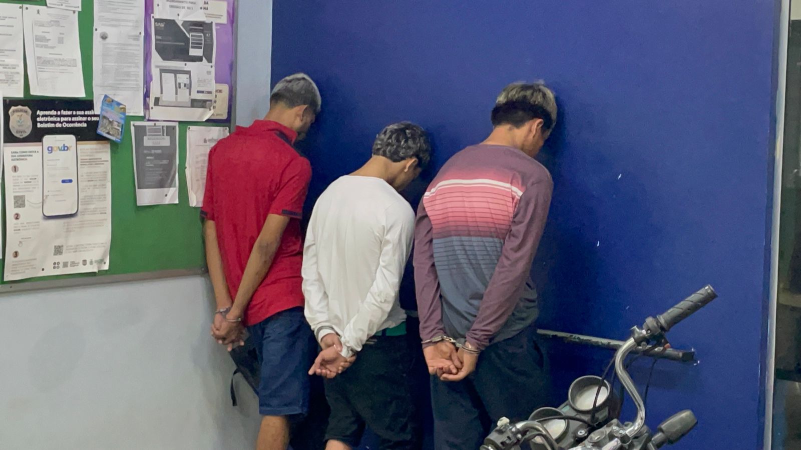 Trio é preso com armas em carro roubado em avenida de Manaus