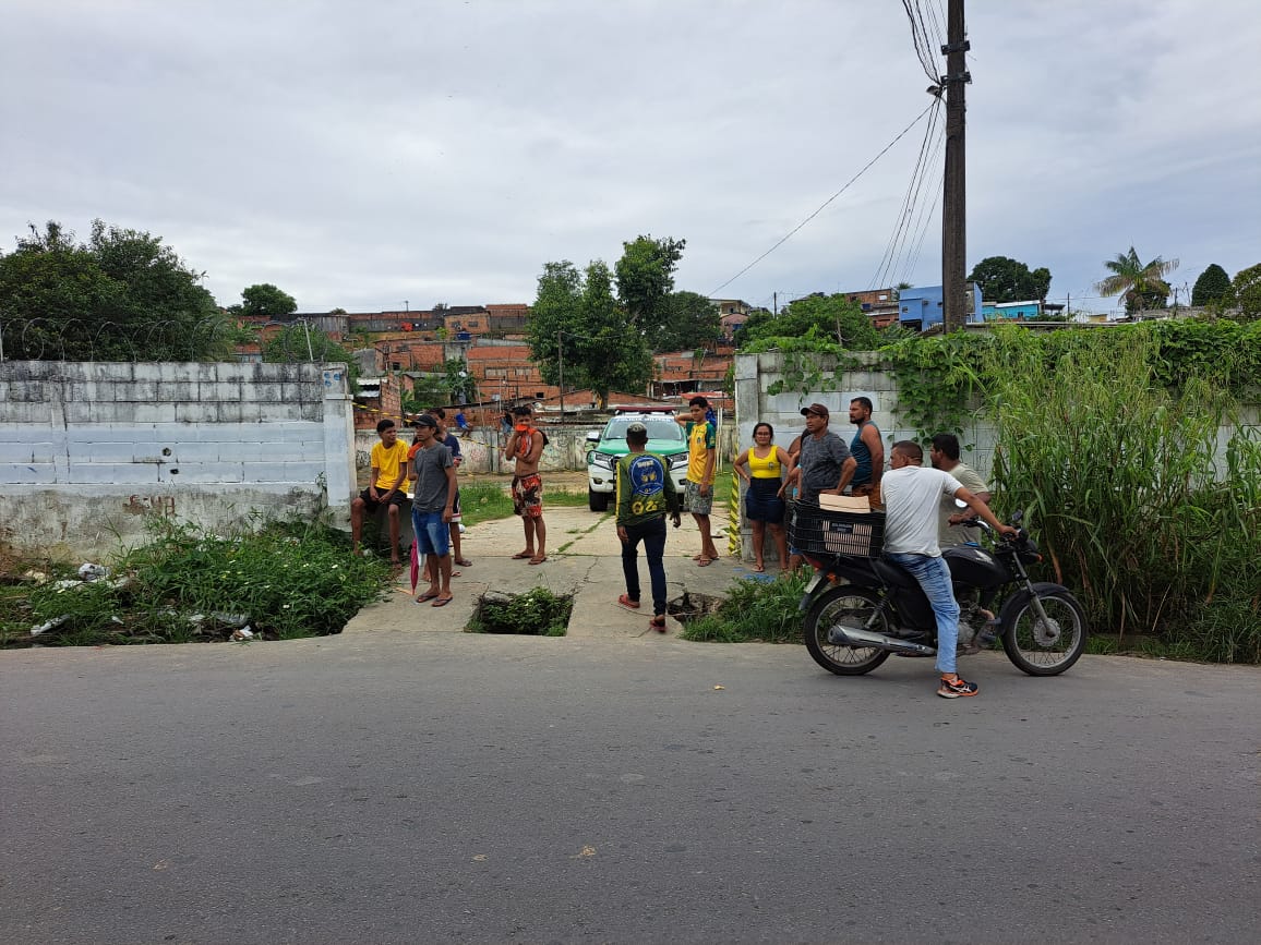Homem é achado morto em terreno baldio em Manaus