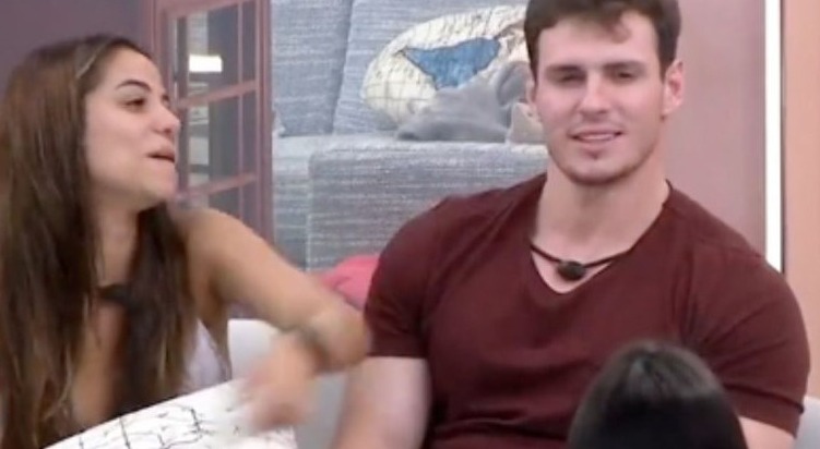 No BBB23, Key Alves tenta convencer Gustavo a fazer fio terra: 'tem que relaxar'