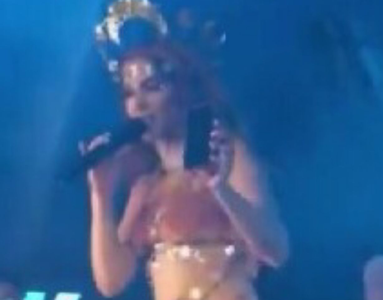 Fã leva esporro de Anitta após jogar celular no rosto da cantora; vídeo 